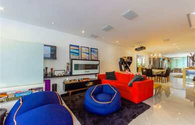 Imagem: A casa possui 4 Dormitórios, 4 Banheiros, 2 Vagas na garagem