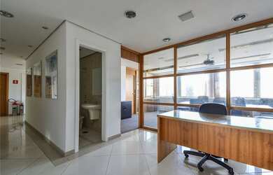 Imagem: A sala comercial possui 5 Vagas na garagem, 250m² de Área