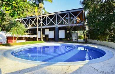 Imagem: A casa possui 4 Dormitórios, 4 Suítes, 8 Banheiros, 10 Vagas