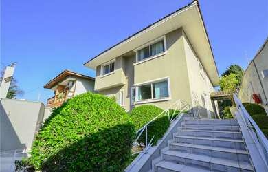 Imagem: A casa possui 5 Dormitórios, 2 Suítes, 7 Banheiros, 5 Vagas