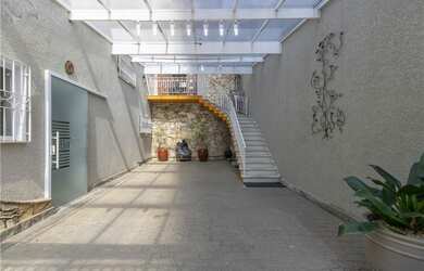 Imagem: A casa possui 3 Dormitórios, 1 Suíte, 5 Banheiros, 3 Vagas