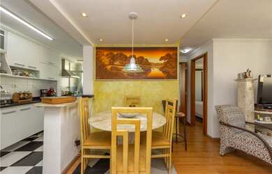 Imagem: O apartamento possui 2 Dormitórios, 1 Banheiro, 1 Vaga na garagem