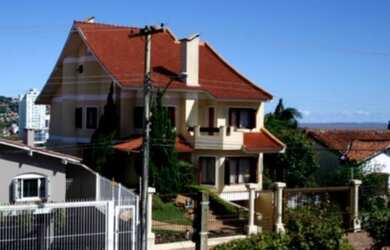 Imagem: A casa possui 4 Dormitórios, 4 Suítes, 11 Banheiros, 5 Vagas