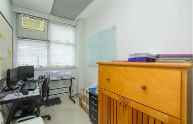 Imagem: A sala comercial à venda possui 1 Vaga na garagem e 44m² de