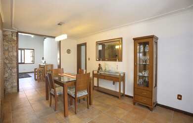 Imagem: A casa possui 5 Dormitórios, 1 Suíte, 4 Banheiros, 4 Vagas