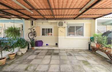 Imagem: A casa possui 2 Dormitórios, 1 Banheiro, 2 Vagas na garagem