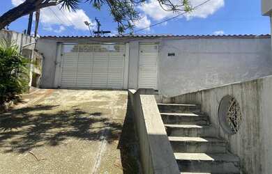 Imagem: A casa possui 3 Dormitórios, 2 Banheiros, 4 Vagas na garagem