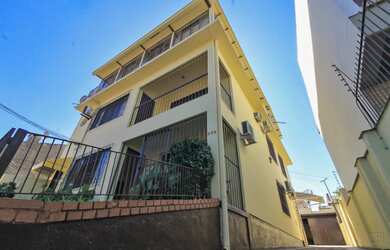 Imagem: A casa possui 7 Dormitórios, 1 Suíte, 6 Banheiros, 6 Vagas