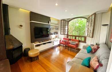 Imagem: A casa possui 3 Dormitórios, 1 Suíte, 6 Banheiros, 5 Vagas