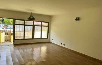 Imagem: A casa possui 4 Dormitórios, 1 Suíte, 5 Banheiros, 3 Vagas