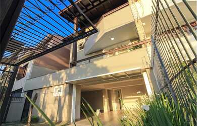 Imagem: A casa possui 3 Dormitórios, 1 Suíte, 5 Banheiros, 4 Vagas