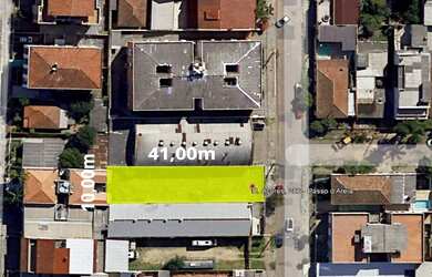 Imagem: O terreno possui 4 Vagas na garagem, 410m² de Área e está