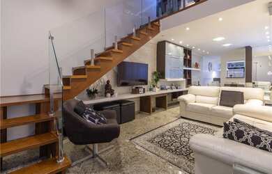 Imagem: A casa possui 4 Dormitórios, 2 Suítes, 4 Banheiros, 2 Vagas