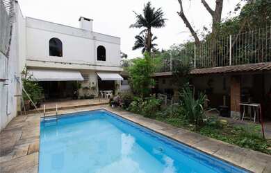 Imagem: A casa possui 4 Dormitórios, 4 Suítes, 11 Banheiros, 4 Vagas