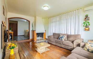 Imagem: A casa possui 3 Dormitórios, 1 Suíte, 4 Banheiros, 8 Vagas