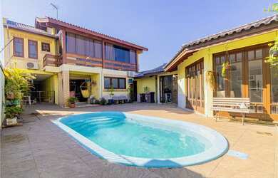 Imagem: A casa possui 4 Dormitórios, 2 Suítes, 6 Banheiros, 4 Vagas