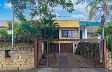 Imagem: A casa possui 3 Dormitórios, 2 Banheiros, 2 Vagas na garagem