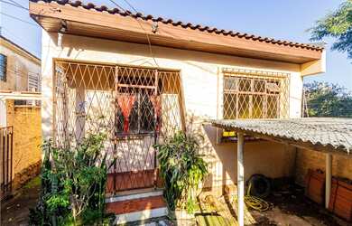 Imagem: A casa possui 3 Dormitórios, 2 Banheiros, 1 Vaga na garagem