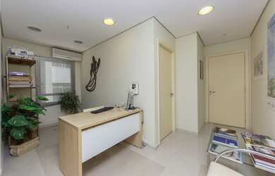 Imagem: A sala comercial possui 1 Vaga na garagem, 43m² de Área e