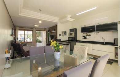 Imagem: A casa possui 3 Dormitórios, 1 Suíte, 4 Banheiros, 4 Vagas