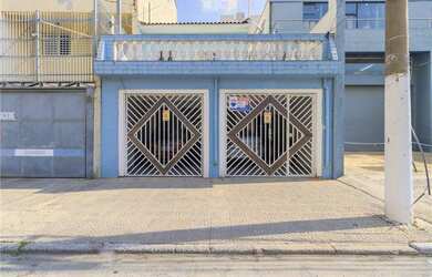 Imagem: A casa possui 4 Dormitórios, 3 Banheiros, 2 Vagas na garagem