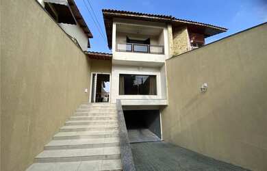 Imagem: A casa possui 4 Dormitórios, 2 Suítes, 7 Banheiros, 7 Vagas