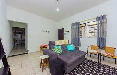 Imagem: A casa possui 4 Dormitórios, 1 Suíte, 6 Banheiros, 3 Vagas