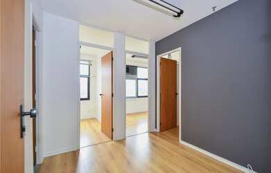 Imagem: A sala comercial possui 1 Vaga na garagem, 65m² de Área e