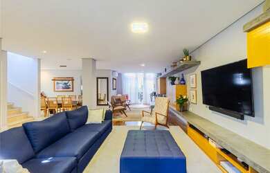 Imagem: A casa possui 3 Dormitórios, 3 Suítes, 7 Banheiros, 2 Vagas