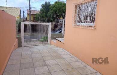 Imagem: A casa possui 2 Dormitórios, 2 Banheiros, 2 Vagas na garagem