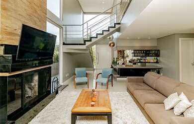 Imagem: A casa possui 4 Dormitórios, 4 Suítes, 10 Banheiros, 2 Vagas