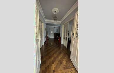 Imagem: A casa possui 1 Banheiro, 6 Vagas na garagem e 385m² de Área