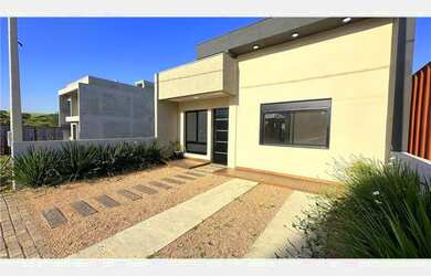 Imagem: A casa possui 3 Dormitórios, 1 Suíte, 3 Banheiros, 2 Vagas