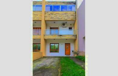 Imagem: A casa possui 3 Dormitórios, 1 Suíte, 4 Banheiros, 2 Vagas