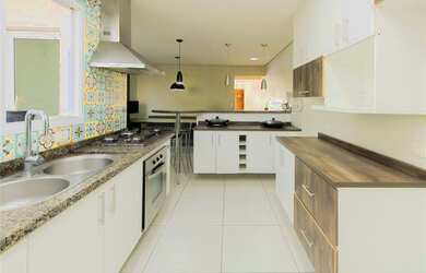 Imagem: A casa possui 3 Dormitórios, 1 Suíte, 5 Banheiros, 2 Vagas