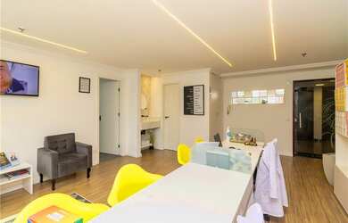 Imagem: A sala comercial possui 3 Vagas na garagem, 102m² de Área