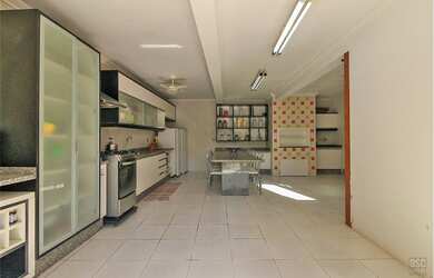 Imagem: A casa possui 6 Dormitórios, 2 Suítes, 6 Banheiros, 6 Vagas