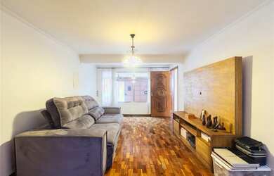 Imagem: A casa possui 2 Dormitórios, 3 Banheiros, 2 Vagas na garagem