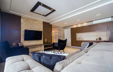 Imagem: O apartamento possui 1 Banheiro, 3 Vagas na garagem, 210m²