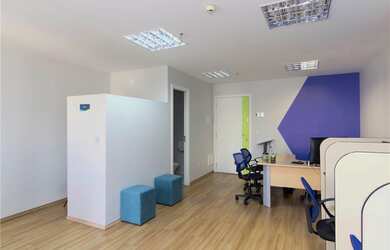 Imagem: A sala comercial possui 2 Vagas na garagem, 43m² de Área Privada