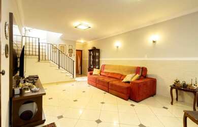 Imagem: A casa possui 3 Dormitórios, 1 Suíte, 4 Banheiros, 2 Vagas