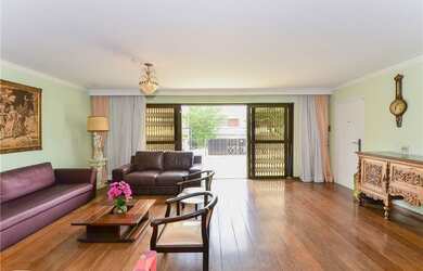 Imagem: A casa possui 5 Dormitórios, 2 Suítes, 6 Banheiros, 2 Vagas