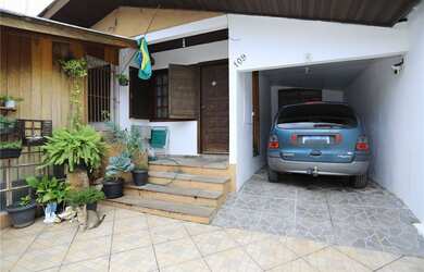 Imagem: A casa possui 3 Dormitórios, 1 Banheiro, 2 Vagas na garagem