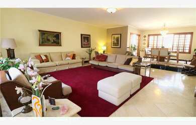 Imagem: A casa possui 3 Dormitórios, 3 Suítes, 8 Banheiros, 2 Vagas