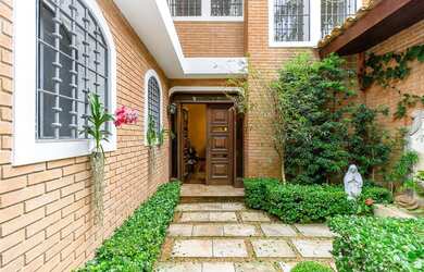 Imagem: A casa possui 4 Dormitórios, 2 Suítes, 7 Banheiros, 4 Vagas