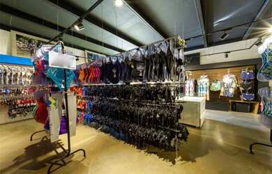 Imagem: A sala comercial à venda possui 4 Banheiros, 4 Vagas na garagem