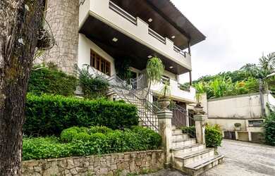 Imagem: A casa em condomínio possui 5 Dormitórios, 4 Suítes, 7 Banheiros