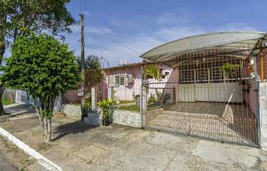 Imagem: A casa possui 3 Dormitórios, 3 Banheiros e 1 Vaga na garagem