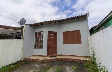 Imagem: A casa possui 2 Dormitórios, 1 Banheiro, 2 Vagas na garagem
