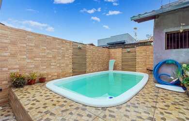 Imagem: A casa possui 2 Dormitórios, 2 Banheiros, 2 Vagas na garagem